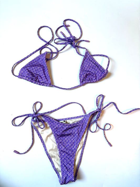 This Triangl Vinca Haze bikini set features a purple and white geometric print and adjustable string ties.